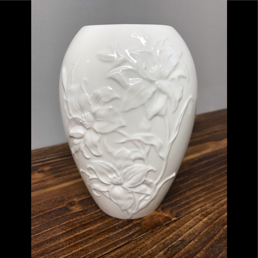 Lenox Lilies of Love porcelain collector vase
